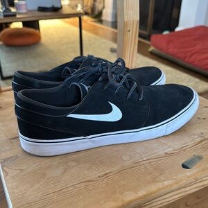 Nike Men's Black Skate Shoes
